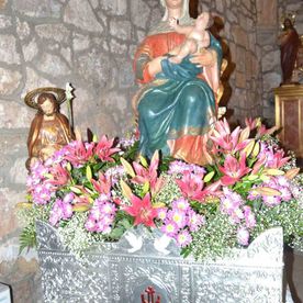 Floristería Clío Vela con arreglo floral