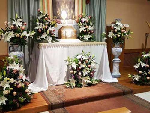 Floristería Clío Altar en iglesia con flores
