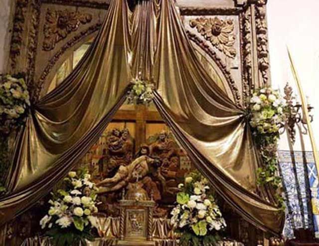 Floristería Clío Altar en iglesia con ramos 