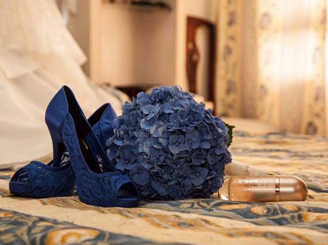 Floristería Clío Ramo con zapatos azules