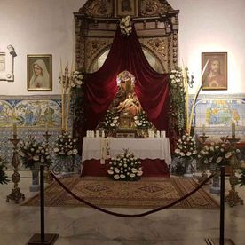 Floristería Clío Altar decorado en iglesia con flores