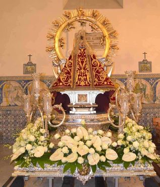 Floristería Clío Altar con flores amarillas