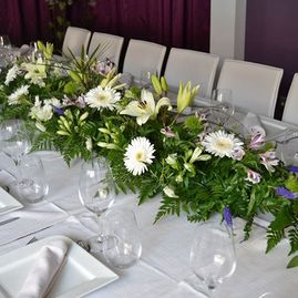 Floristería Clío Arreglos florales en mesa con vajilla